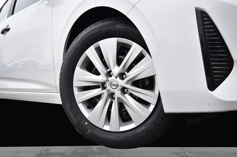 Nissan Sentra Vehicle Image 03