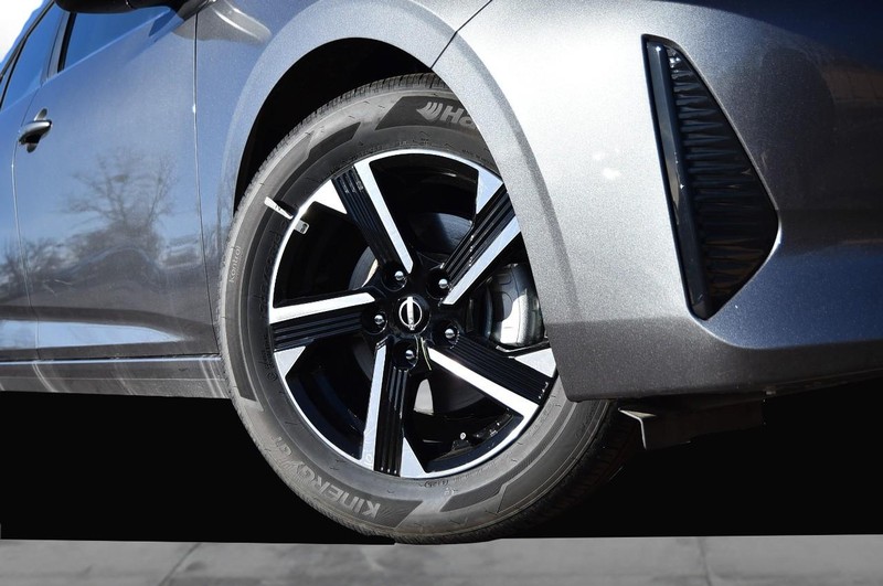 Nissan Sentra Vehicle Image 03