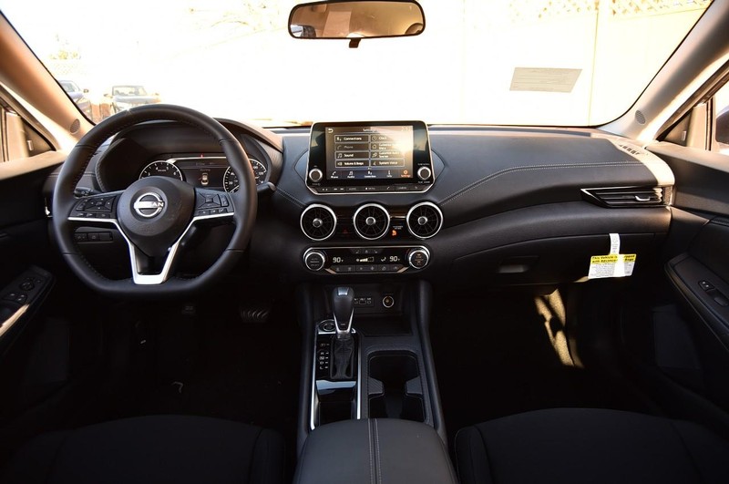 Nissan Sentra Vehicle Image 08