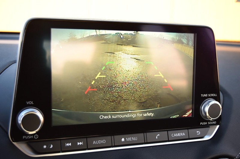 Nissan Sentra Vehicle Image 13