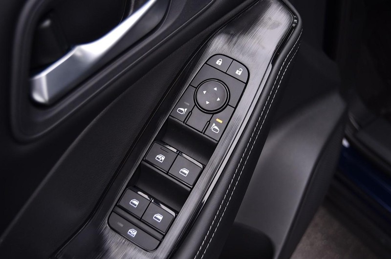 Nissan Rogue Vehicle Image 09