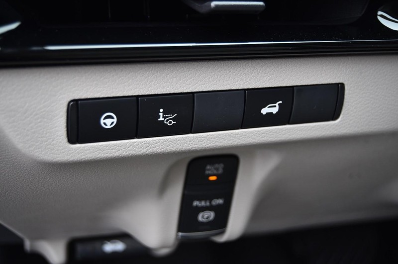 Nissan Murano Vehicle Image 12