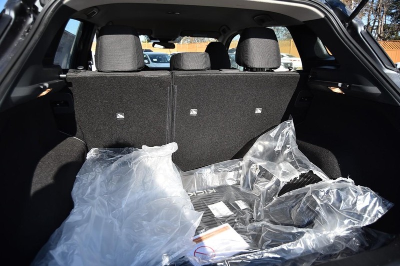 Nissan Kicks Vehicle Full-screen Gallery Image 24