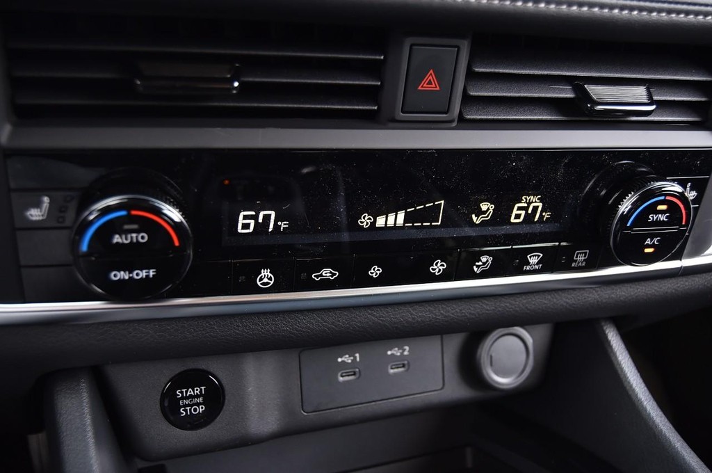 Nissan Rogue Vehicle Image 15