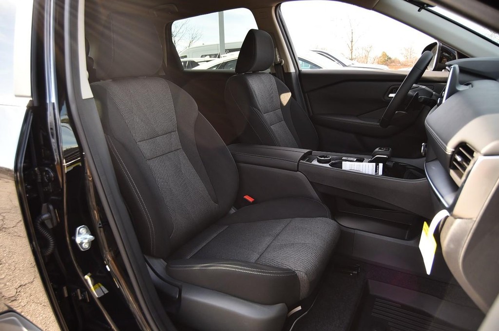 Nissan Rogue Vehicle Image 20