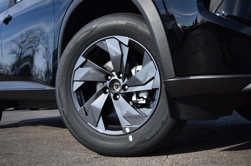 Nissan Rogue Vehicle Image 03