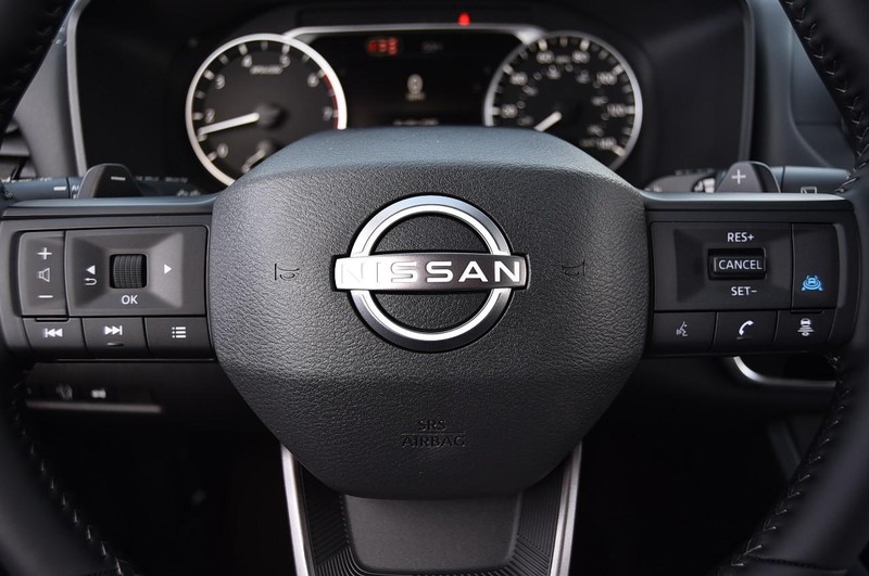 Nissan Rogue Vehicle Image 18