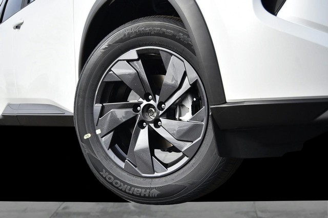 Nissan Rogue Vehicle Image 03