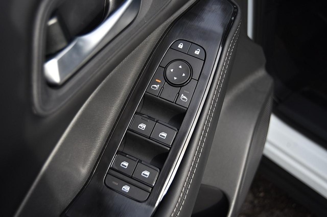 Nissan Rogue Vehicle Image 09