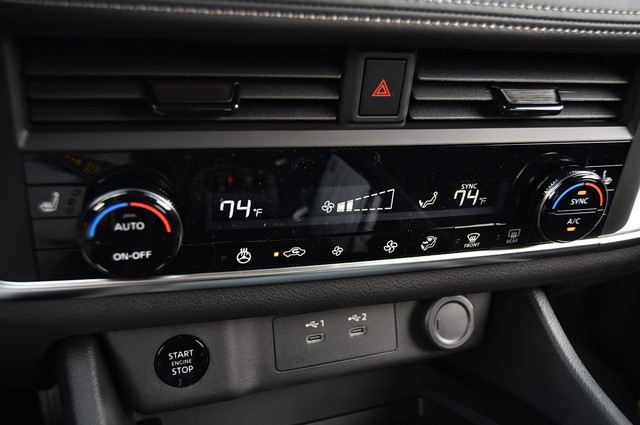 Nissan Rogue Vehicle Image 15