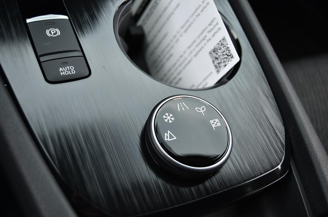 Nissan Rogue Vehicle Image 17