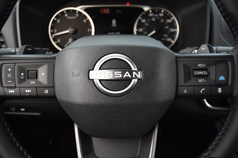 Nissan Rogue Vehicle Image 18