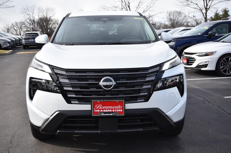 Nissan Rogue Vehicle Image 04