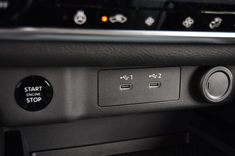 Nissan Rogue Vehicle Image 16