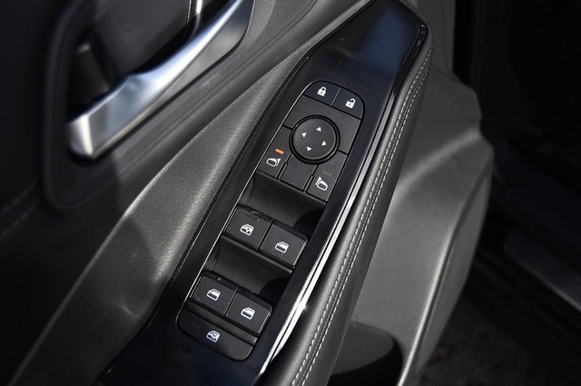 Nissan Rogue Vehicle Image 09