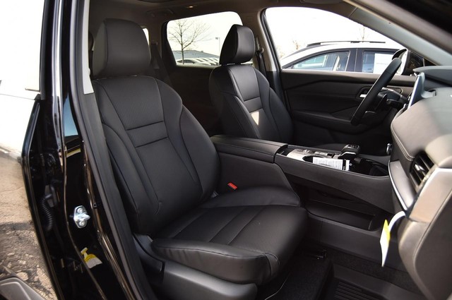 Nissan Rogue Vehicle Image 23