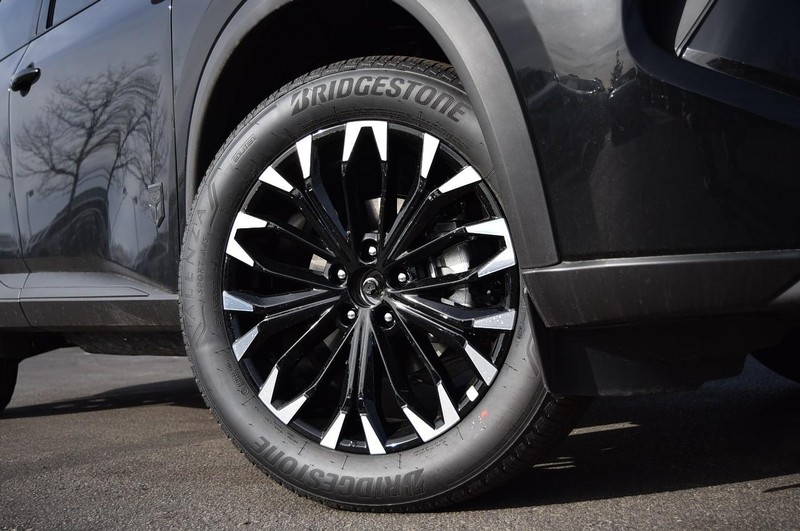 Nissan Rogue Vehicle Full-screen Gallery Image 3