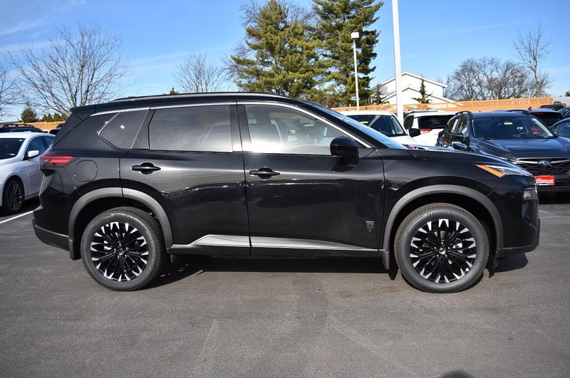 Nissan Rogue Vehicle Full-screen Gallery Image 5