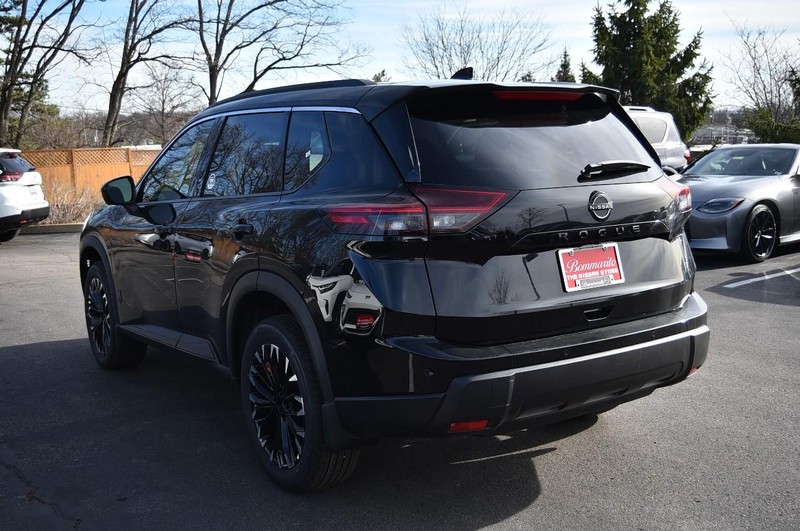 Nissan Rogue Vehicle Full-screen Gallery Image 7