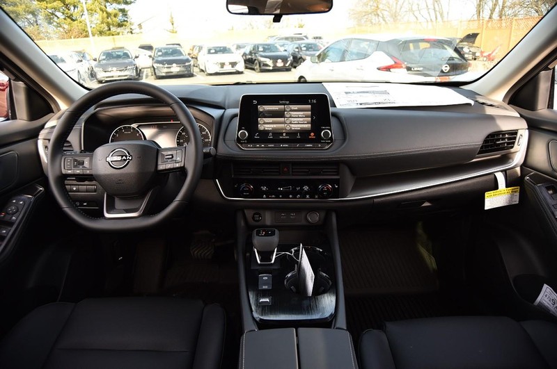Nissan Rogue Vehicle Full-screen Gallery Image 8