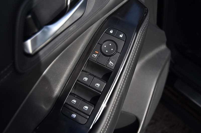 Nissan Rogue Vehicle Full-screen Gallery Image 9