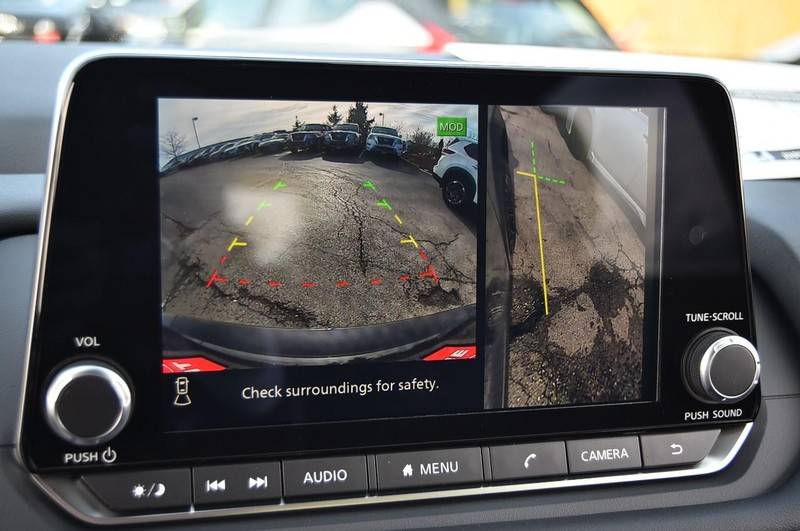 Nissan Rogue Vehicle Full-screen Gallery Image 14