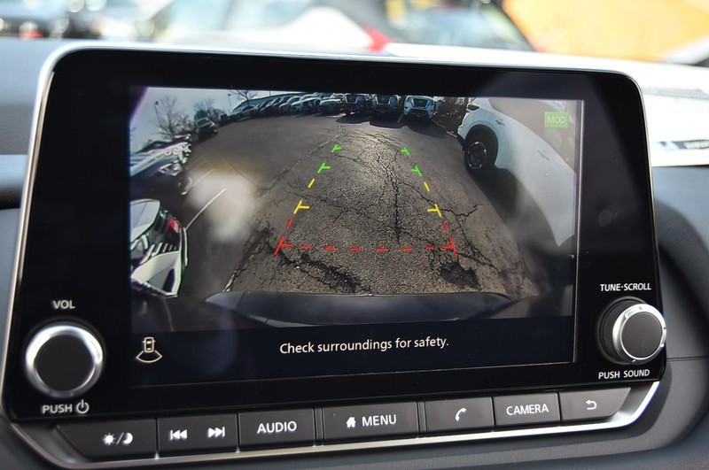 Nissan Rogue Vehicle Full-screen Gallery Image 15