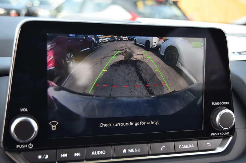 Nissan Rogue Vehicle Full-screen Gallery Image 16