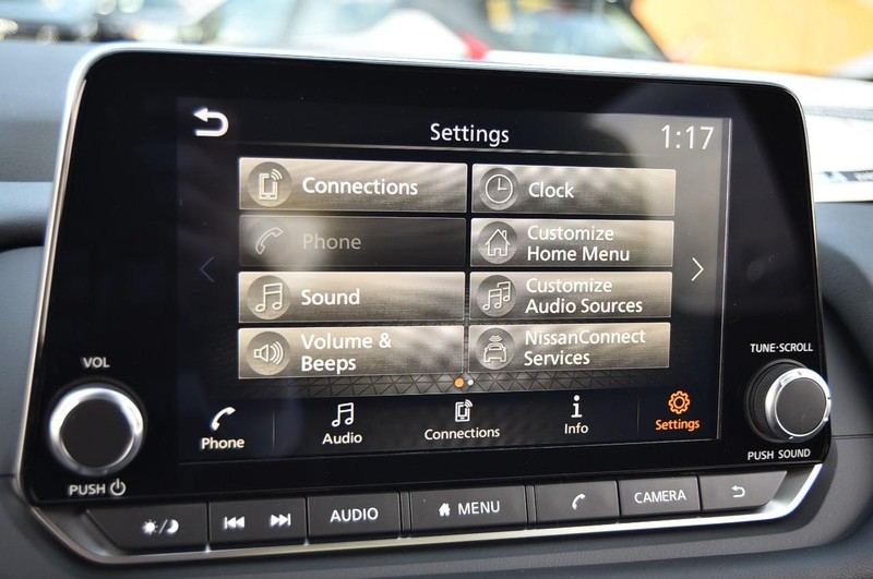 Nissan Rogue Vehicle Full-screen Gallery Image 17