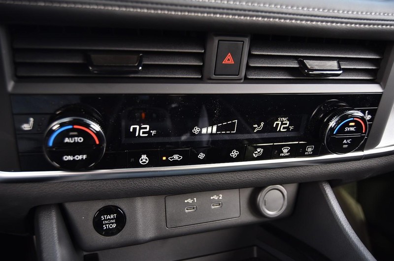 Nissan Rogue Vehicle Full-screen Gallery Image 18