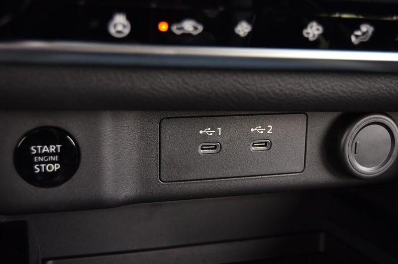 Nissan Rogue Vehicle Full-screen Gallery Image 19