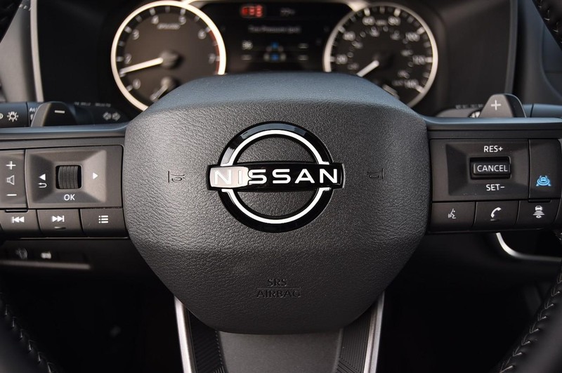 Nissan Rogue Vehicle Full-screen Gallery Image 21