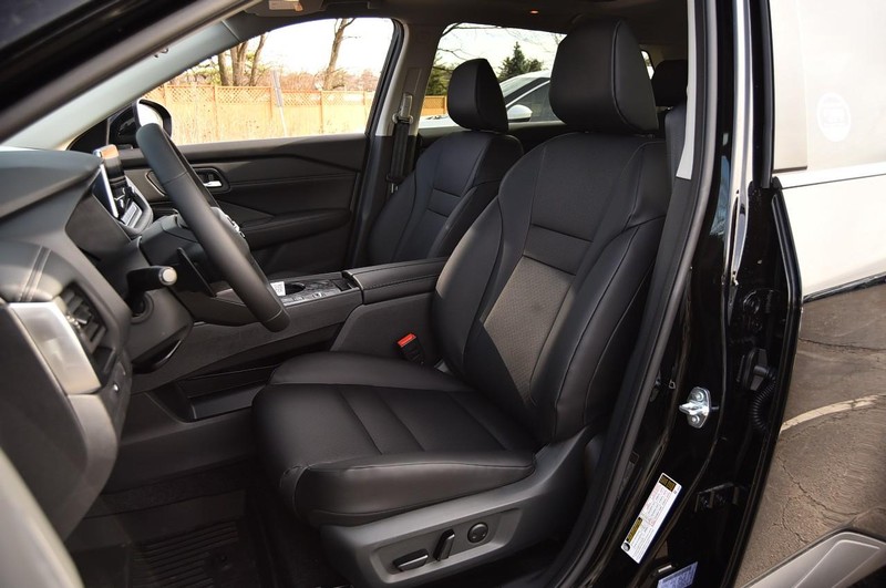 Nissan Rogue Vehicle Full-screen Gallery Image 22