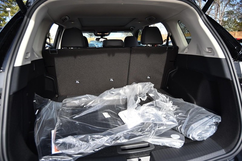 Nissan Rogue Vehicle Full-screen Gallery Image 28