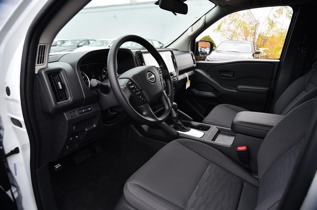 Nissan Frontier Vehicle Image 09