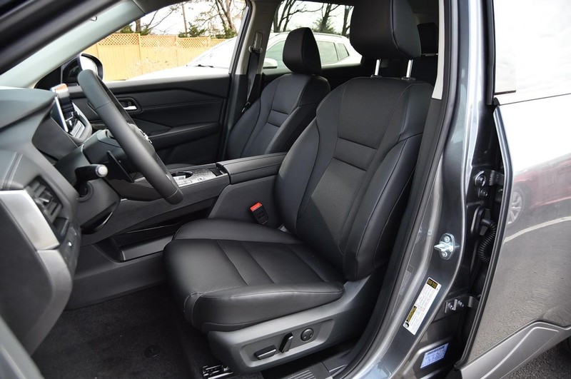 Nissan Rogue Vehicle Image 22