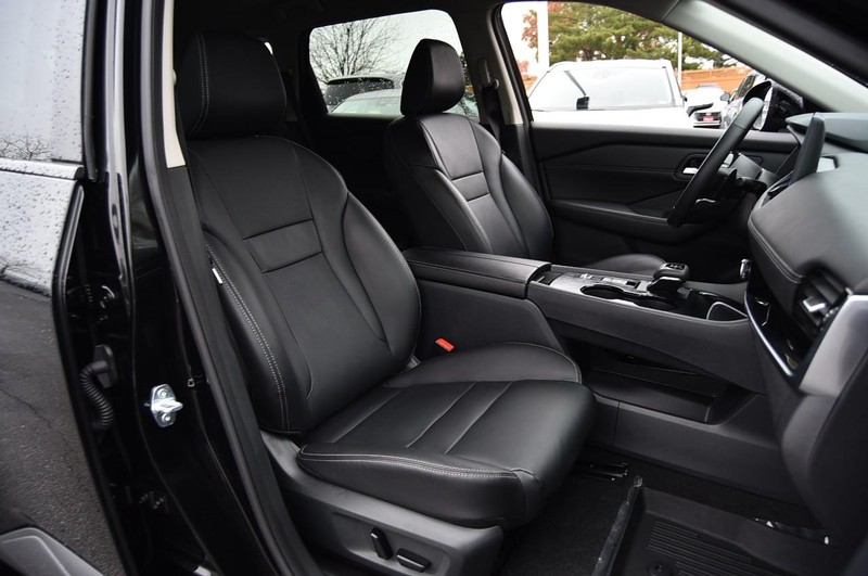 Nissan Rogue Vehicle Image 24