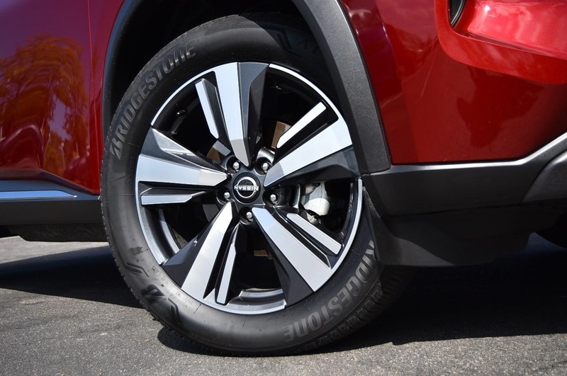 Nissan Rogue Vehicle Image 03