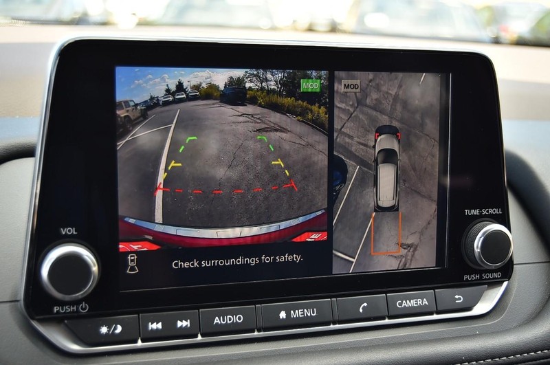 Nissan Rogue Vehicle Image 14