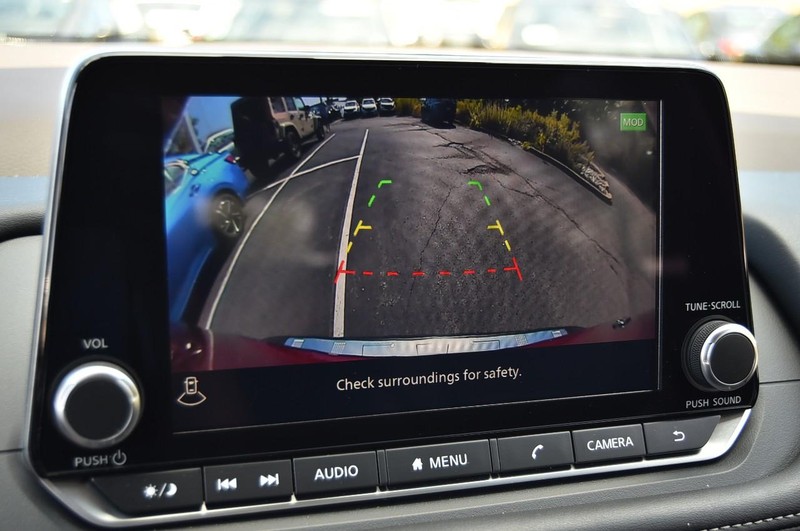 Nissan Rogue Vehicle Image 16