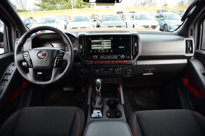 Nissan Frontier Vehicle Image 09