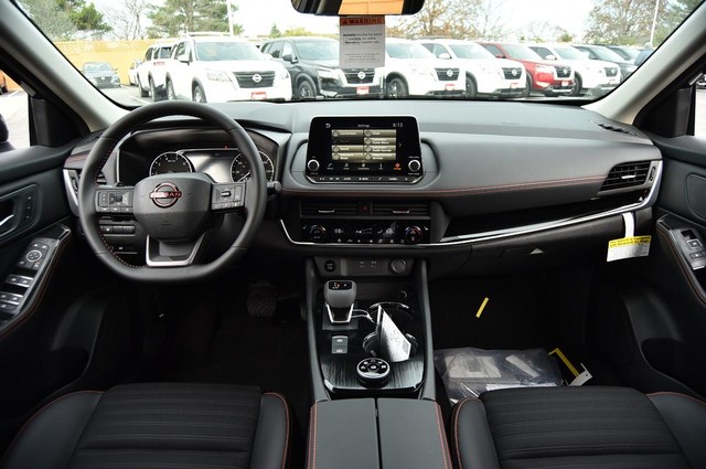 Nissan Rogue Vehicle Full-screen Gallery Image 8