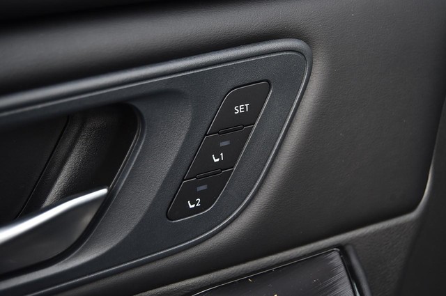 Nissan Rogue Vehicle Full-screen Gallery Image 10