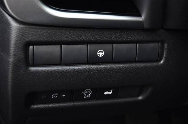 Nissan Rogue Vehicle Full-screen Gallery Image 12