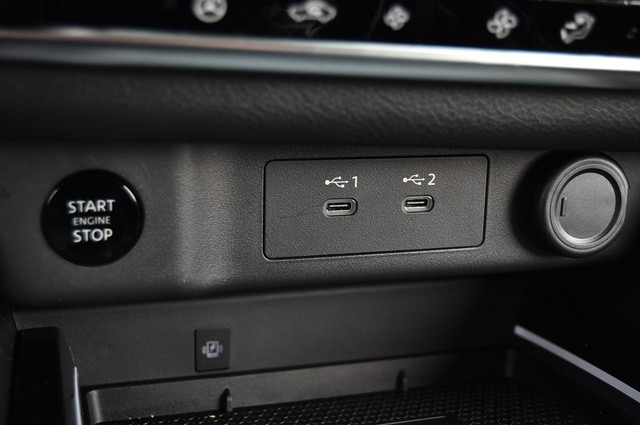 Nissan Rogue Vehicle Full-screen Gallery Image 20