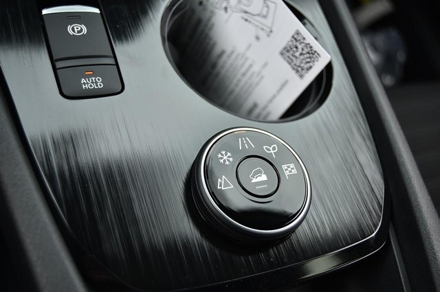 Nissan Rogue Vehicle Full-screen Gallery Image 21