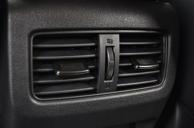 Nissan Rogue Vehicle Full-screen Gallery Image 26