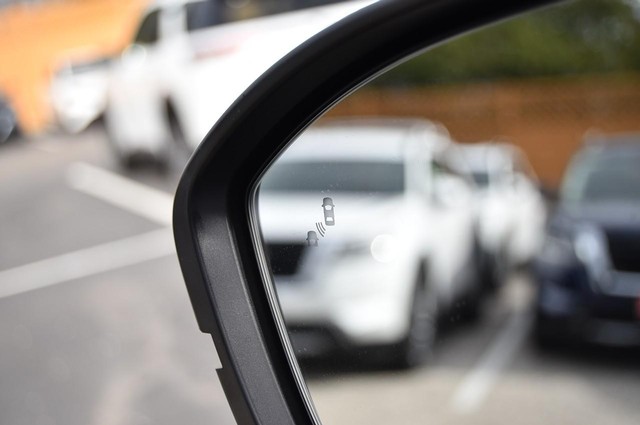 Nissan Pathfinder Vehicle Image 11