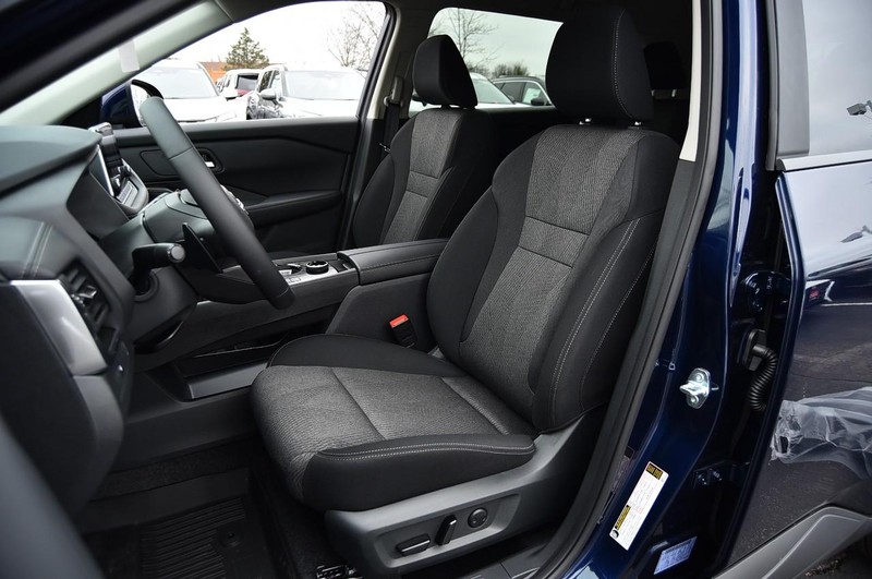 Nissan Rogue Vehicle Image 19