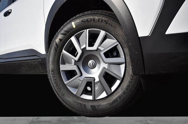 Nissan Kicks Vehicle Image 03